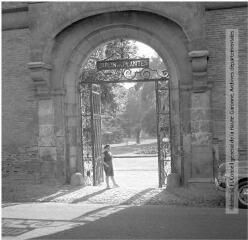 2 vues - Toulouse : entrée du jardin des Plantes / Jean Ribière photogr. - [entre 1950 et 1970]. - 2 photographies (ouvre la visionneuse)