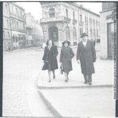 1 vue - Toulouse : Micheline Ribière, Josette Lugat et son père Paul Singlandes, devant l\'immeuble de La Voix du Midi / Jean Ribière photogr. - entre 1940 et 1950. - Photographie (ouvre la visionneuse)