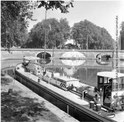 1 vue - Toulouse : Ponts-Jumeaux : une péniche sur le canal du Midi / Jean Ribière photogr. - 1956. - Photographie (ouvre la visionneuse)