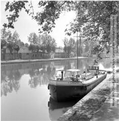 1 vue - Toulouse : canal latéral à la Garonne : péniche amarrée / Jean Ribière photogr. - 1956. - Photographie (ouvre la visionneuse)