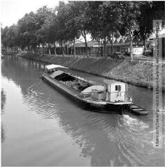1 vue - Toulouse : péniche sur le canal du Midi, à hauteur de la gare Matabiau / Jean Ribière photogr. - 1961. - Photographie (ouvre la visionneuse)
