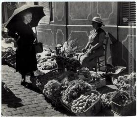 1 vue - Le petit marché : marchande de légumes et de fleurs / Jean Ribière photogr. - [entre 1950 et 1970]. - Photographie (ouvre la visionneuse)