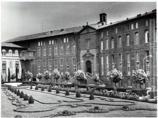 1 vue - Toulouse : jardin et façade intérieure de l\'Hôtel-Dieu Saint-Jacques / Jean Ribière photogr. - [entre 1950 et 1970]. - Photographie (ouvre la visionneuse)