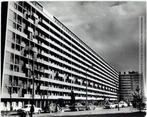 1 vue - Toulouse : quartier des Minimes : immeuble des Mazades / Jean Ribière photogr. - [années 1960]. - Photographie (ouvre la visionneuse)