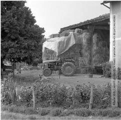2 vues - Salles-sur-Garonne : ferme, grange à foin et tracteur / Jean Ribière photogr. - [entre 1950 et 1970]. - 2 photographies (ouvre la visionneuse)
