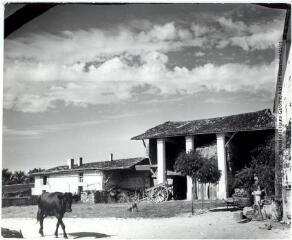 1 vue - Cour de ferme de la région toulousaine / Jean Ribière photogr. - [entre 1950 et 1970]. - Photographie (ouvre la visionneuse)