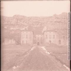 1 vue - Saint-Paul-de-Fenouillet (Pyrénées-Orientales) : chantier de jeunesse : bâtiment d\'accueil des troupes / Jean Ribière photogr. - 1942. - Photographie (ouvre la visionneuse)