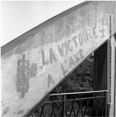 1 vue - Montauban (Tarn-et-Garonne) : pont sur le Tarn : inscription \'la victoire à l\'Axe\' / Jean Ribière photogr. - [entre 1939 et 1944]. - Photographie (ouvre la visionneuse)