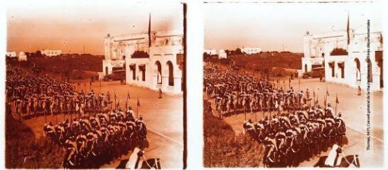 4 vues - 29. Rabat : la revue sur le boulevard El Alou : défilé de la garde noire du sultan. - 14 juillet 1922 (ouvre la visionneuse)