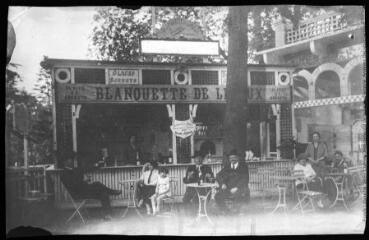 5 vues - Exposition de Toulouse 1924 : stand de la maison G. Guinot de Limoux. - Toulouse : phototypie Labouche frères, marque LF au verso, [1924]. - Carte postale (ouvre la visionneuse)