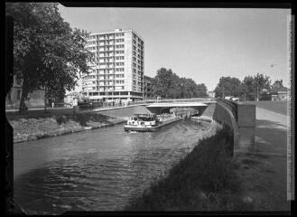 1 vue [Toulouse : passage d'une péniche sur le canal du Midi à hauteur du pont Riquet]. - Toulouse : maison Labouche frères, [entre 1950 et 1970]. - Photographie