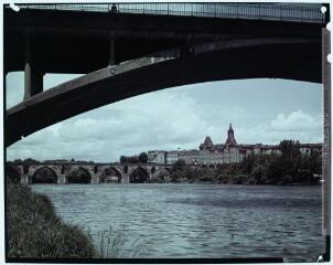 1 vue - [Montauban : vue du Pont-Vieux, musée Ingres, clocher de l\'église Saint-Jacques]. - Toulouse : maison Labouche frères, [après 1950]. - Photographie (ouvre la visionneuse)