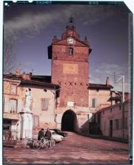 1 vue - [Verdun-sur-Garonne : horloge et porte de la ville]. - Toulouse : maison Labouche frères, [après 1950]. - Photographie (ouvre la visionneuse)