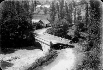 2 vues  - Vallée de la Pique, ligne de chemin de fer de Luchon : inondation du 3 juillet 1897 (collections Guénot, E. Trutat). (ouvre la visionneuse)