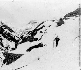 1 vue  - Route de Gavarnie, février 1895 : avalanche descendue du Bergons / cliché Léonce Lourde-Rocheblave (1848-1898). (ouvre la visionneuse)