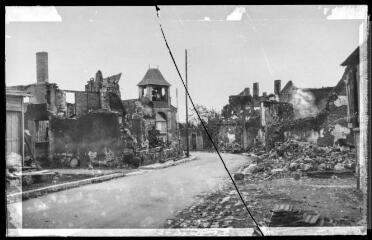 1 vue 1. Rouffignac (Dordogne) incendié par les Allemands le 31 mars 1944 : vue générale des ruines / photographie L. Delmaris. - Toulouse : maison Labouche frères, après 1944. - Photographie
