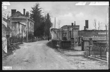 2 vues - 2. Rouffignac (Dordogne) incendié par les Allemands le 31 mars 1944 : la gendarmerie et l\'Hôtel de Ville. - Toulouse : maison Labouche frères, après 1944. - Photographie (ouvre la visionneuse)