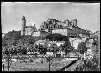 1 vue 4. Auch : la tour d'Armagnac et la cathédrale, vues des quais