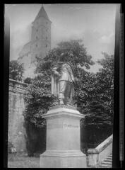 1 vue 10. Auch : statue d'Artagnan et tour d'Armagnac