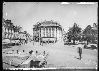 1 vue - 5. La Place de Verdun et Grand Hôtel Moderne. - Toulouse : éditions Labouche frères, [entre 1930 et 1960]. - Photographie (ouvre la visionneuse)
