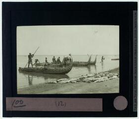 1 vue - 100. [Pirogues de pêcheurs en papyrus. Sur la plage, sont exposés les poissons pêchés]. (ouvre la visionneuse)