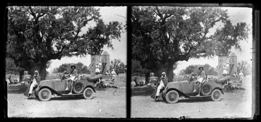 3 vues - 1. Une pause au caravansérail de Tibrempt (mi chemin de Laghouat à Ghardaïa). A droite, le puits (hassi). - 13 juin [1926]. (ouvre la visionneuse)