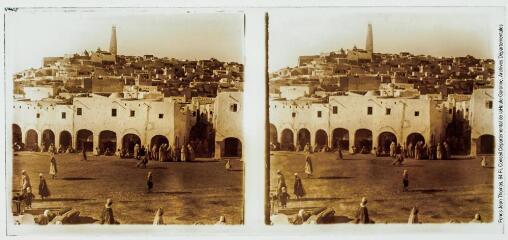 2 vues  - 12. Ghardaïa, dominée par le minaret de la mosquée. Au 1er plan, la grande place où se tiennent les marchés. - entre le 23 décembre 1924 et le 3 janvier 1925 (ouvre la visionneuse)