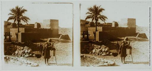 2 vues  - 16. Ghardaïa : le porteur d\'eau, un aveugle. - entre le 23 décembre 1924 et le 3 janvier 1925 (ouvre la visionneuse)