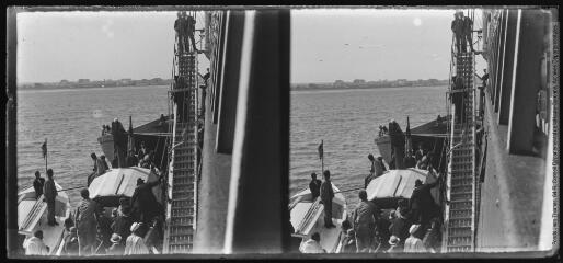 4 vues - 3. Casablanca : débarquement du Figuig. On prend place dans des barcasses ou des canots automobiles pour gagner le quai. - 14 mars 1922 (ouvre la visionneuse)