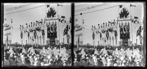 4 vues  - 11. Casablanca : ville européenne (place de France) : défilé du cortège présidentiel au milieu de la haie des cavaliers marocains venus du bled à l\'occasion de ce voyage (Hansi). - 5 avril 1922 (ouvre la visionneuse)