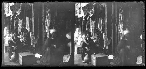 2 vues - Rabat : commerçants indigènes devant leurs boutiques (souks). - juillet 1922 (ouvre la visionneuse)