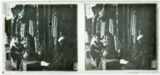 5 vues - 22. Rabat : commerçants indigènes devant leur boutique. - juillet 1922 (ouvre la visionneuse)