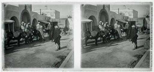 5 vues  - 18. Rabat : place du marché (sous les remparts intérieurs) : porteurs attendant du travail. - mars 1922 (ouvre la visionneuse)