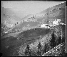 1 vue  - Route des Avants à Montreux. Le ravin des Chaudrons. 19 avril 1902. (ouvre la visionneuse)