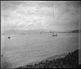 1 vue  - Cannes. Vue de la plage sur la mer. 6 avril 1902. (ouvre la visionneuse)
