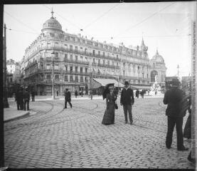 1 vue  - Montpellier. 31 mars 1902. [Place de la Comédie : la grande maison et à côté le « Riche Hôtel »]. (ouvre la visionneuse)