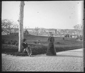 1 vue  - Montpellier. 31 mars 1902. [Dans un jardin dominant la ville]. (ouvre la visionneuse)