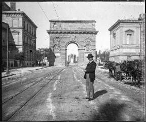 1 vue  - Montpellier. 31 mars 1902. [Un homme devant l\'Arc de Triomphe : esplanade du Peyrou]. (ouvre la visionneuse)