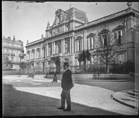 1 vue  - Montpellier. 31 mars 1902. [Un homme devant La Préfecture de Montpellier]. (ouvre la visionneuse)