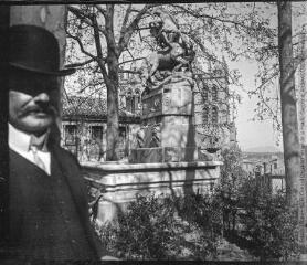 1 vue  - Montpellier. 31 mars 1902. [Fontaine des licornes sur la place de la Canourgue]. (ouvre la visionneuse)