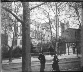 1 vue  - Montpellier. 31 mars 1902. [Un couple, à l\'arrière la cathédrale Saint-Pierre]. (ouvre la visionneuse)