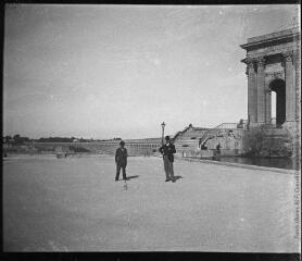 1 vue  - Montpellier. 31 mars 1902. [Deux hommes devant le château d?eau du Peyrou]. (ouvre la visionneuse)