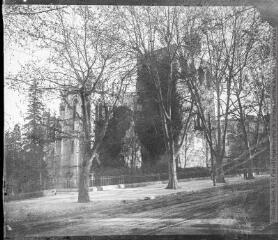 1 vue  - Montpellier. 31 mars 1902. [Cathédrale Saint?Pierre à travers les arbres]. (ouvre la visionneuse)