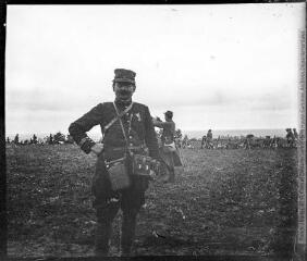 1 vue - Le capt. Verrier (1901) près du signal la Bataille (160 m). [Militaire du 18ème régiment]. (ouvre la visionneuse)