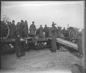 1 vue - Arras (24 février 1909). [Chargement de l?artillerie de cavalerie avec ses chariots, sur des wagons]. (ouvre la visionneuse)
