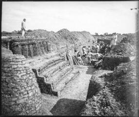 1 vue - Guerre des mines. (Arras 1907). [Des militaires creusent une tranchée]. (ouvre la visionneuse)
