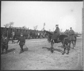 1 vue - Arras 24 février 1909. [Les soldats sont dans les wagons de voyageurs]. (ouvre la visionneuse)