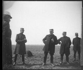1 vue - Le général Michel, généraux Crèmer et Jacquelot. 7 avril 1909. (Villers-au-Bois). (ouvre la visionneuse)