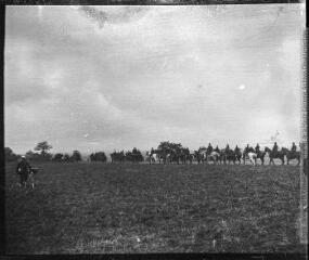 1 vue - La cavalerie se rendant à Ensigné (1901). (ouvre la visionneuse)