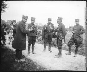 1 vue  - Les adieux du commandant Senvre (3e ? génie) à Prédefin. (La popote) (Grandes manoeuvres 1909). (ouvre la visionneuse)